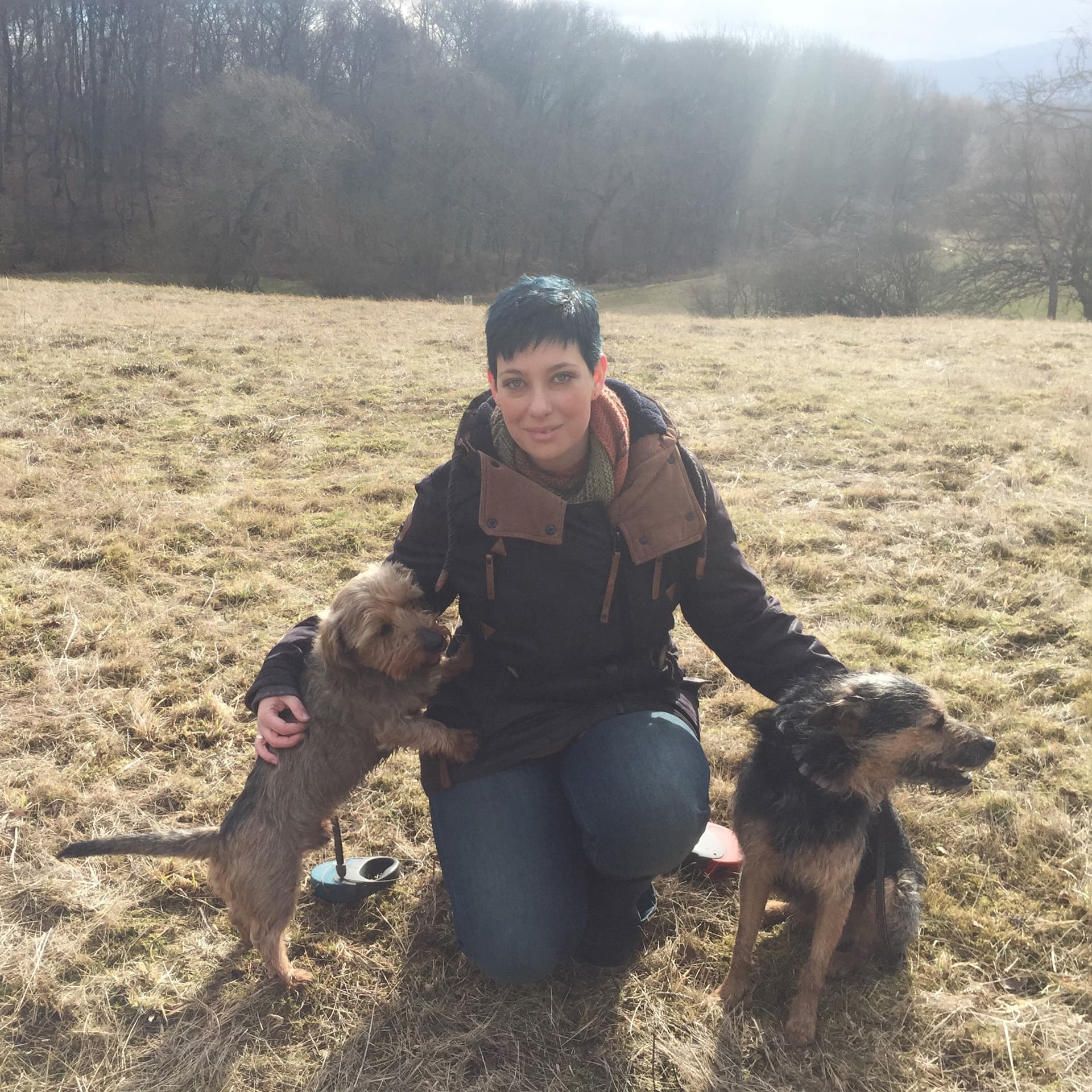 Sarah Grabenhorst-Quidde mit ihren Hunden Fidus und Balu
